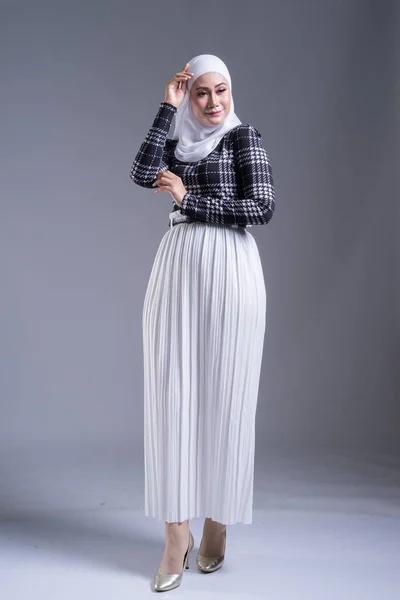 Ritratto Integrale Una Bella Modella Musulmana Hijab Abbigliamento Casual Sfondo — Foto Stock