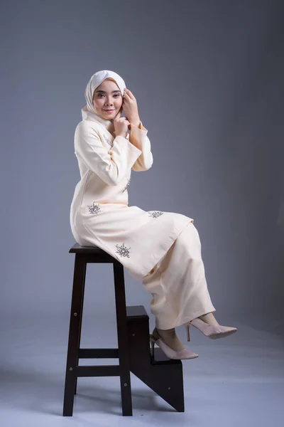 Bella Modella Musulmana Che Indossa Kurung Pahang Hijab Uno Stile — Foto Stock