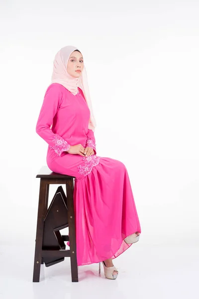 Modelo Feminina Bonita Vestindo Rosa Moderno Kurung Estilo Vida Urbano — Fotografia de Stock