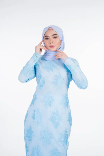 Modelo Feminino Muçulmano Bonito Vestindo Azul Pastel Moderno Kurung Com — Fotografia de Stock