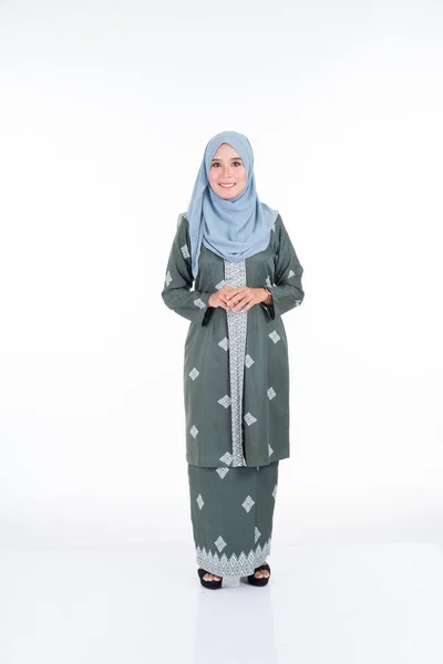 各种造型的漂亮女模特都穿着现代的Kebaya和Hijab 这是穆斯林妇女的一种现代城市生活方式服装 在白人背景下与世隔绝 美感和头巾流行的概念 — 图库照片