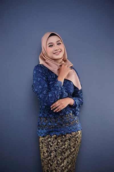 Aantrekkelijk Vrouwelijk Moslim Model Met Donkerblauwe Moderne Kurung Met Hijab — Stockfoto