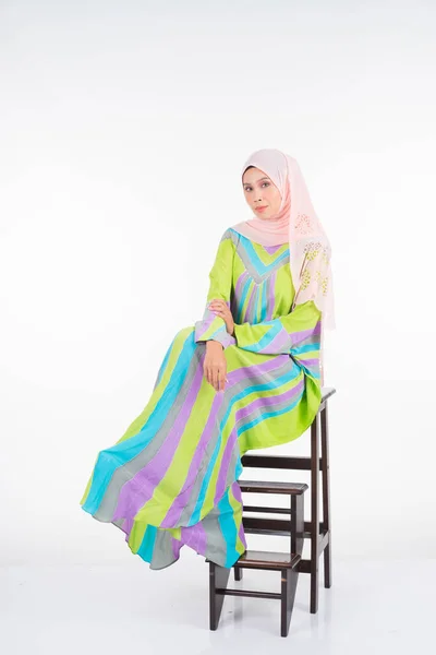 Gyönyörű Női Modell Visel Pasztell Batik Kaftan Kaftán Egy Hagyományos — Stock Fotó