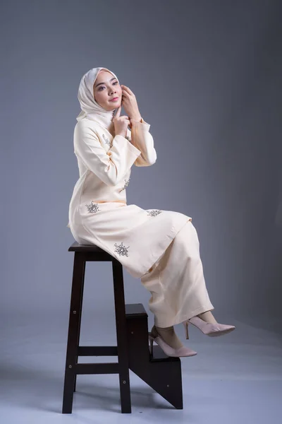 Linda Modelo Muçulmana Feminina Vestindo Kurung Pahang Hijab Vestuário Estilo — Fotografia de Stock