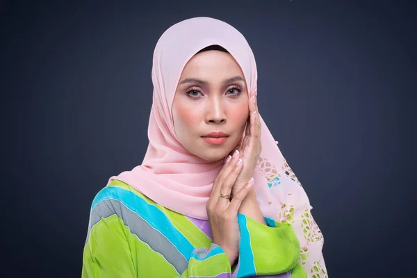 Potret Kepala Dari Model Wanita Muslim Yang Cantik Mengenakan Kaftan — Stok Foto