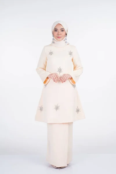Gyönyörű Női Muszlim Modell Különböző Pózok Visel Kurung Pahang Hidzsáb — Stock Fotó