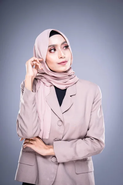 Retrato Media Longitud Una Hermosa Modelo Musulmana Hijab Ropa Oficina —  Fotos de Stock