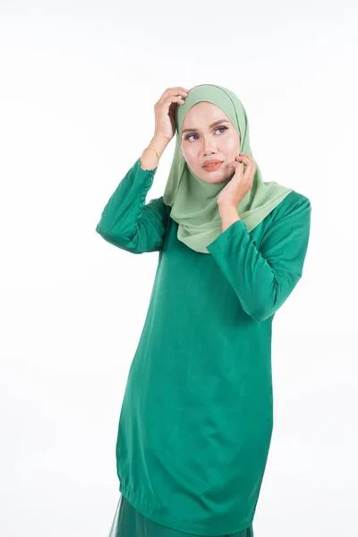 漂亮的女模 穿着现代的Kurung和Hijab 这是穆斯林妇女的一种现代生活方式服装 与白人背景隔离 美感和头巾流行的概念 半长肖像画 — 图库照片