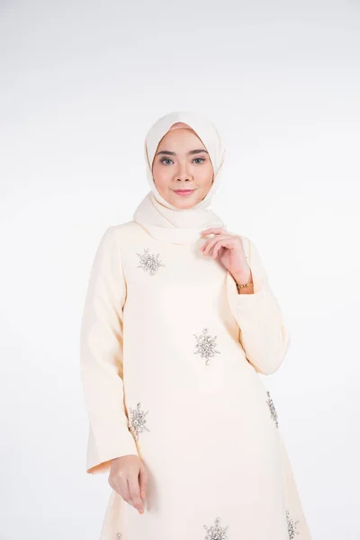 Bela Modelo Muçulmana Feminina Várias Poses Vestindo Kurung Pahang Hijab — Fotografia de Stock