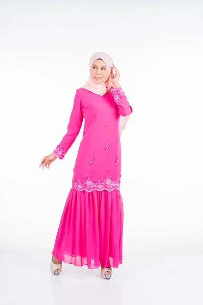漂亮的女模特穿着粉色的现代Kurung 这是一个现代城市生活方式的服装 穆斯林妇女被隔离在白色背景 美容美发流行观念 — 图库照片