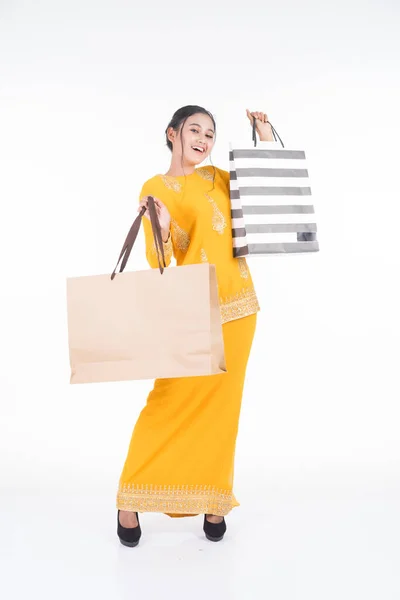 Прекрасна Азіатська Жінка Модель Традиційному Вбранні Сучасного Курунгу Сумками Покупок — стокове фото