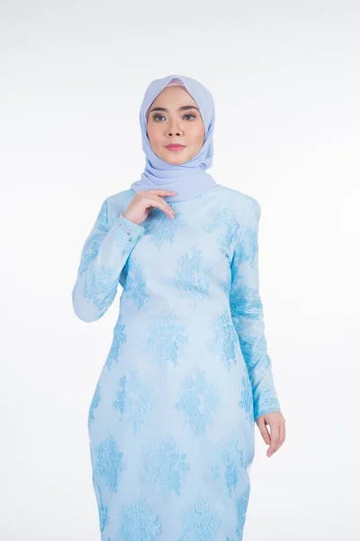 Krásný Muslimský Ženský Model Nosit Pastelově Modré Moderní Kurung Hidžábem — Stock fotografie