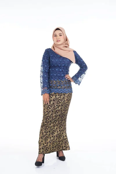 Modelo Feminino Atraente Vestindo Azul Escuro Moderno Kurung Com Hijab — Fotografia de Stock