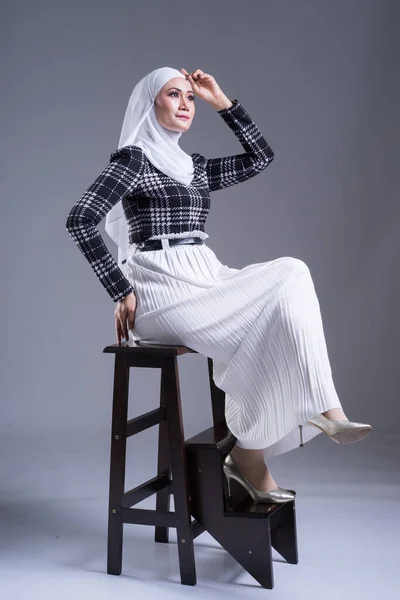 Полноразмерный Портрет Красивой Мусульманки Хиджабе Повседневной Одежде Сером Фоне Хиджаб — стоковое фото