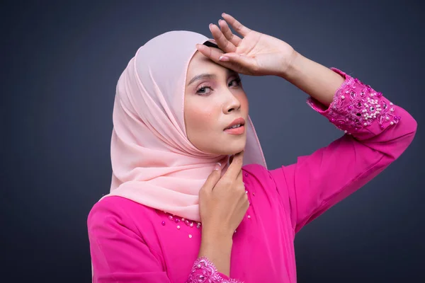 Zdjęcie Głowy Pięknej Muzułmańskiej Modelki Różowej Kurungu Hidżabem Nowoczesnej Miejskiej — Zdjęcie stockowe