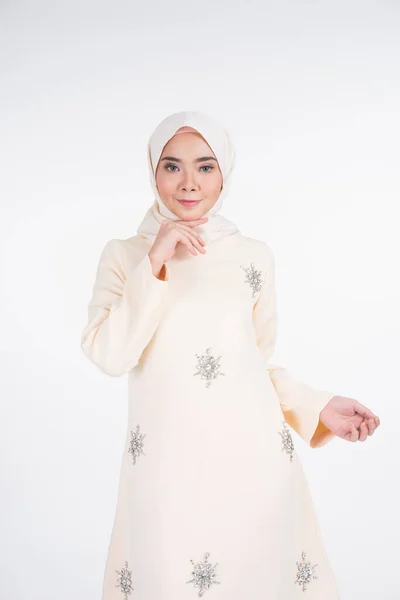 Perempuan Cantik Model Muslim Dalam Berbagai Pose Mengenakan Kurung Pahang — Stok Foto