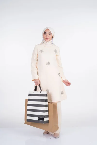 Seorang Model Wanita Muslim Yang Cantik Dengan Gaun Tradisional Asia — Stok Foto
