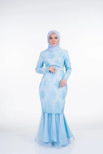 Aantrekkelijk Moslim Vrouwelijk Model Met Pastelblauw Moderne Kurung Met Hijab — Stockfoto