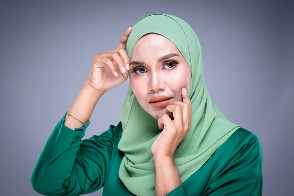 現代のクルンとヒジャーブの美しい女性イスラム教徒モデルのヘッドショットの肖像画 灰色の背景に隔離されたイスラム教徒の女性のための都市生活のアパレル 美とヒジャーブファッションのコンセプト — ストック写真