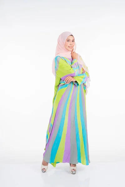 Красивая Женщина Модель Пастельной Батик Кафтан Кафтан Традиционное Платье Мусульманских — стоковое фото