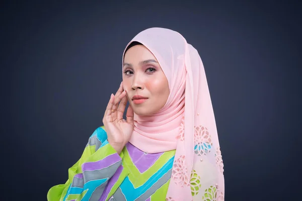 灰色の背景に隔離されたイスラム教徒の女性のための現代的な都市生活アパレルヒジャーブとパステルカフタンを身に着けている美しい女性のイスラム教徒モデルのヘッドショットの肖像画 美とヒジャーブファッションのコンセプト — ストック写真