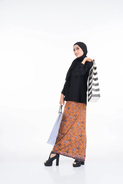 Mooi Vrouwelijk Aziatisch Model Met Een Zwarte Top Met Batik — Stockfoto