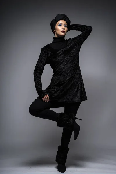 黒の上にアジアの女性の高いファッションの肖像画と灰色の背景にターバンとパンツ ヒジャーブファッションのためのファッション編集コンセプト — ストック写真