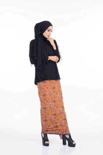 Bella Modella Asiatica Varie Pose Indossando Top Nero Con Batik — Foto Stock