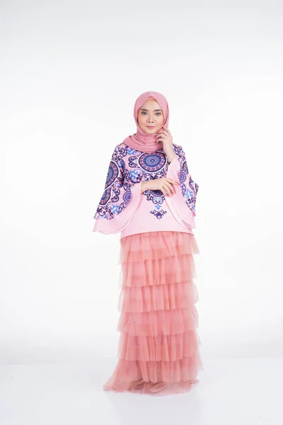 Mooi Moslim Vrouwelijk Model Met Moderne Kleding Met Hijab Een — Stockfoto