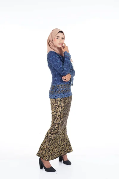 Modelo Feminino Atraente Vestindo Azul Escuro Moderno Kurung Com Hijab — Fotografia de Stock