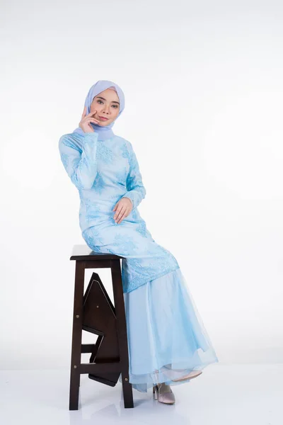 Aantrekkelijk Moslim Vrouwelijk Model Met Pastelblauw Moderne Kurung Met Hijab — Stockfoto