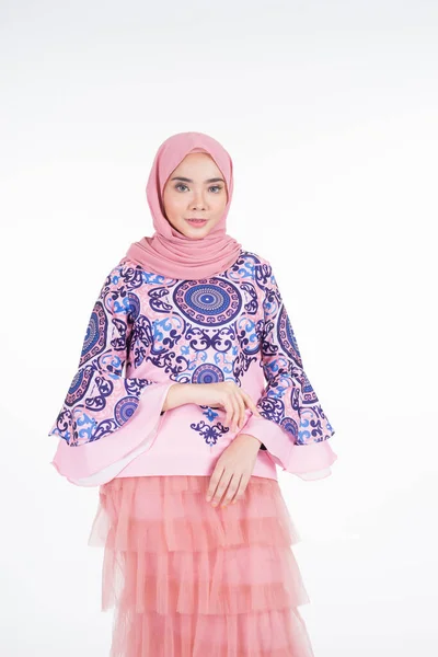 Mooi Moslim Vrouwelijk Model Met Moderne Kleding Met Hijab Een — Stockfoto