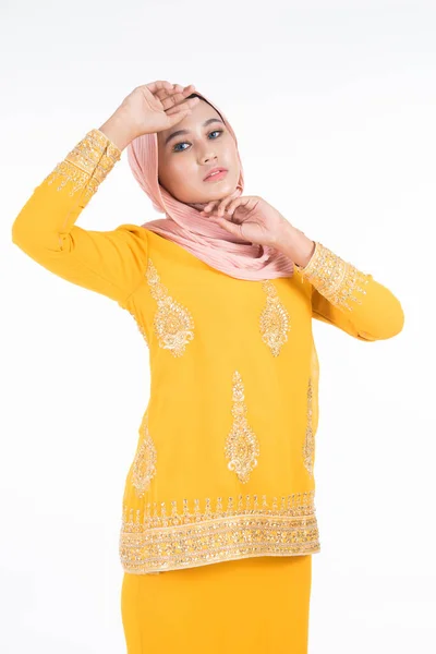 Model Wanita Muslim Yang Cantik Dalam Berbagai Pose Mengenakan Kurung — Stok Foto