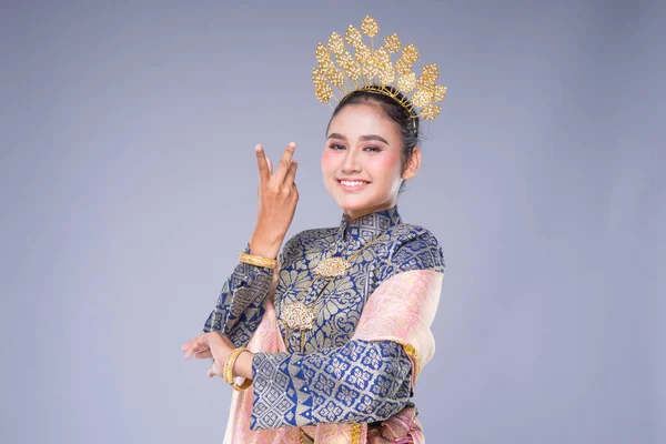 Vacker Malaysisk Traditionell Kvinnlig Dansare Med Ett Charmigt Leende Som — Stockfoto