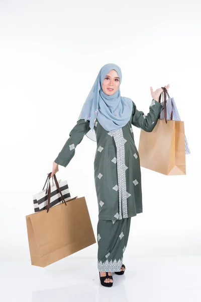 Modelo Femenino Musulmán Hermoso Emocionado Vestido Tradicional Asiático Kebaya Moderno — Foto de Stock
