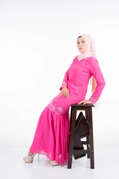 Bellissimo Modello Femminile Che Indossa Kurung Rosa Moderno Abbigliamento Moderno — Foto Stock