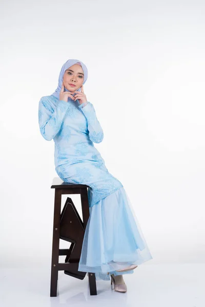 Aantrekkelijk Moslim Vrouwelijk Model Met Pastelblauw Moderne Kurung Met Hijab — Stockfoto