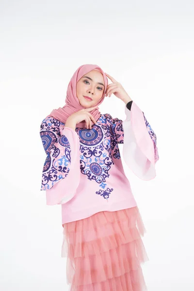 現代的なアパレルを身に着けている美しいイスラム教徒の女性モデルヒジャーブ 白い背景に隔離されたイスラム教徒の女性のための都市生活アパレル 美しさとヒジャーブファッションの概念 長さの半分 — ストック写真