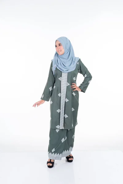Model Wanita Cantik Dalam Berbagai Pose Mengenakan Kebaya Dan Hijab — Stok Foto