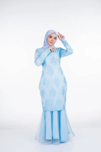 Aantrekkelijk Moslim Vrouwelijk Model Met Pastelblauw Moderne Kurung Met Hijab — Stockfoto