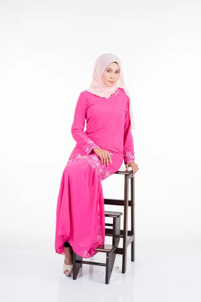 Bellissimo Modello Femminile Che Indossa Kurung Rosa Moderno Abbigliamento Moderno — Foto Stock