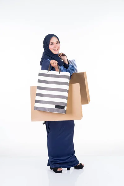 아시아의 의상을 배경에 쇼핑백을 아름답고 이슬람 무늬와 준비의 — 스톡 사진