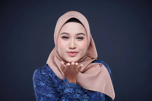 Fechar Belo Modelo Muçulmano Feminino Vestindo Azul Escuro Moderno Kurung — Fotografia de Stock