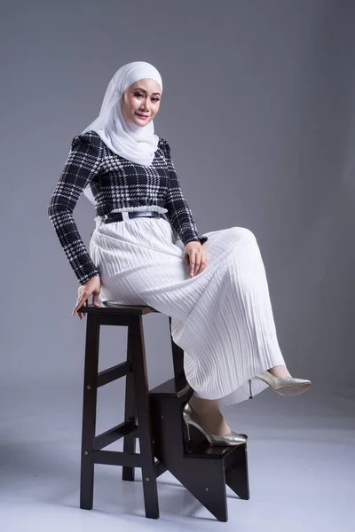 Retrato Comprimento Total Uma Bela Modelo Feminina Muçulmana Hijab Desgaste — Fotografia de Stock