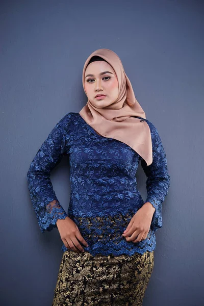 Ελκυστικό Γυναικείο Μουσουλμανικό Μοντέλο Που Φοράει Σκούρο Μπλε Μοντέρνο Kurung — Φωτογραφία Αρχείου
