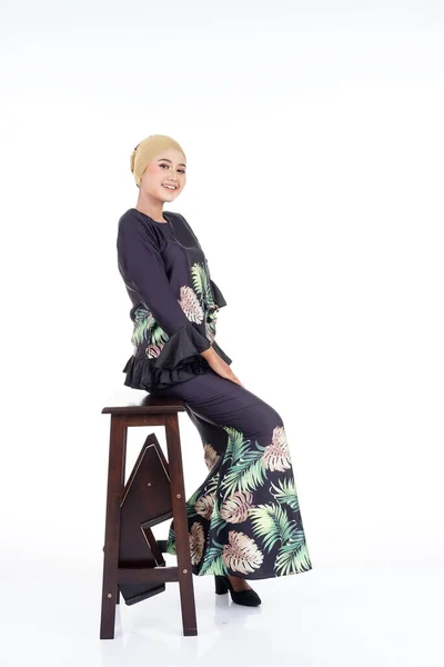 Bella Modella Donna Che Indossa Kurung Moderno Abbigliamento Moderno Stile — Foto Stock