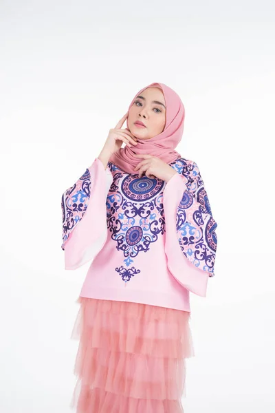 Mooi Moslim Vrouwelijk Model Met Moderne Kleding Met Hijab Een — Stockfoto