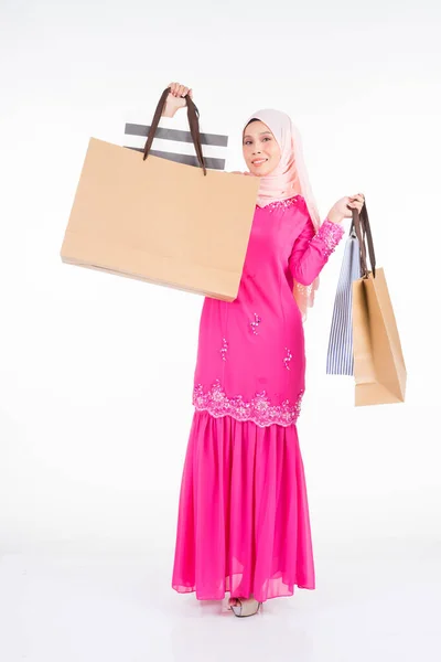 Egy Gyönyörű Izgatott Muszlim Női Modell Egy Hagyományos Rózsaszín Modern — Stock Fotó