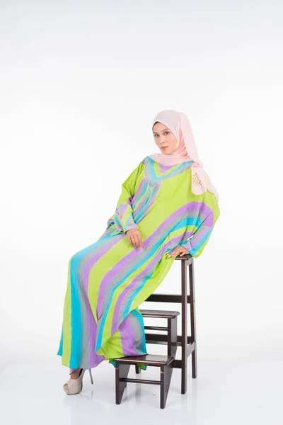 Mooi Vrouwelijk Model Met Een Pastel Batik Kaftan Caftan Een — Stockfoto