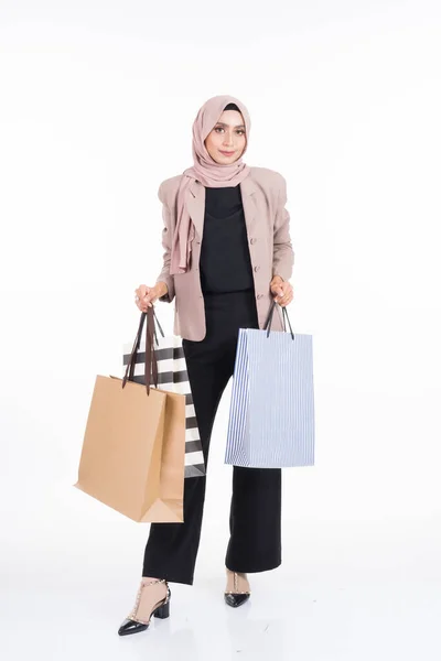 Una Hermosa Mujer Musulmana Asiática Vestida Con Ropa Oficina Poses —  Fotos de Stock